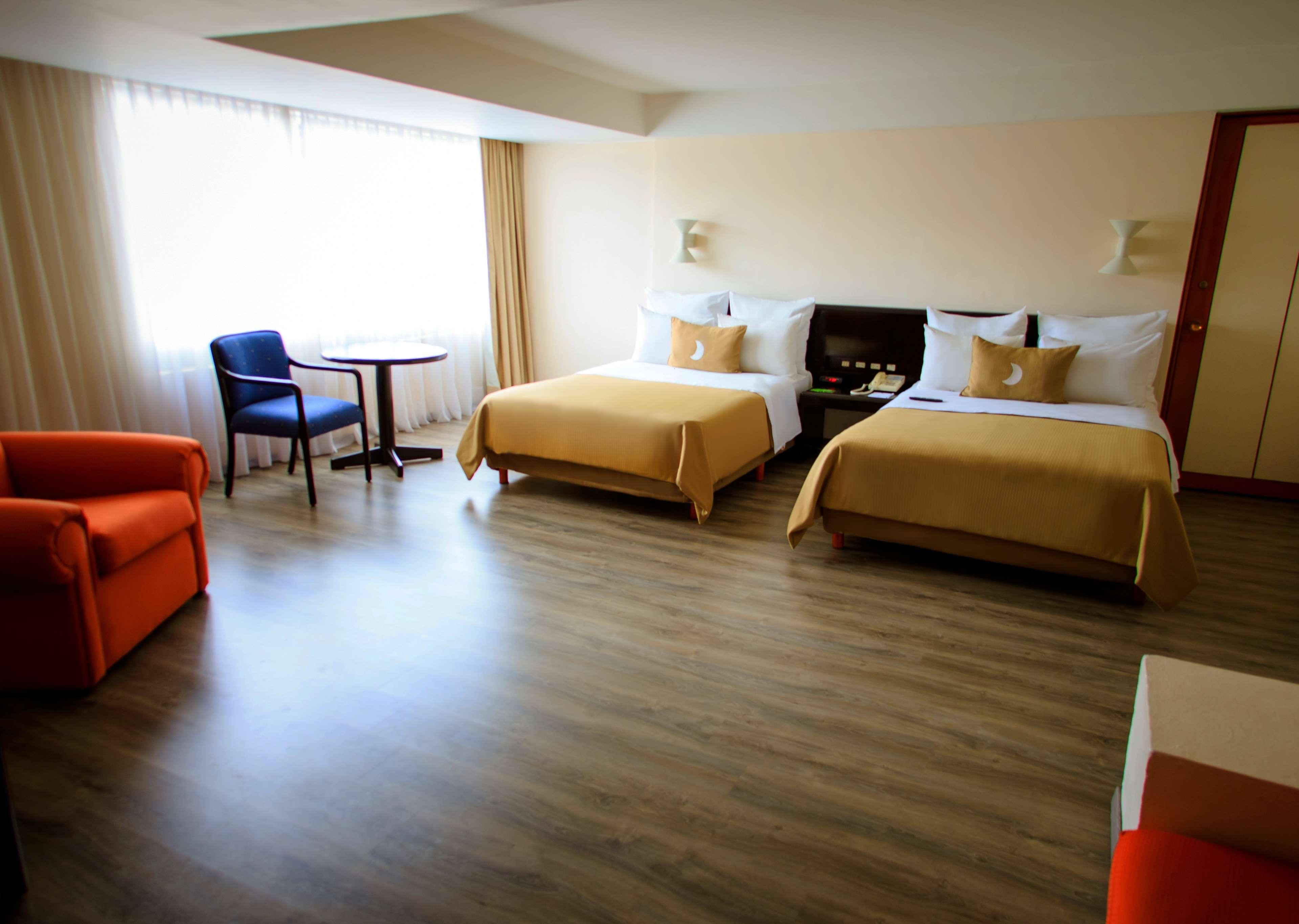 ベスト ウエスタン プラス グラン ホテル モレリア エクステリア 写真 A room at the hotel