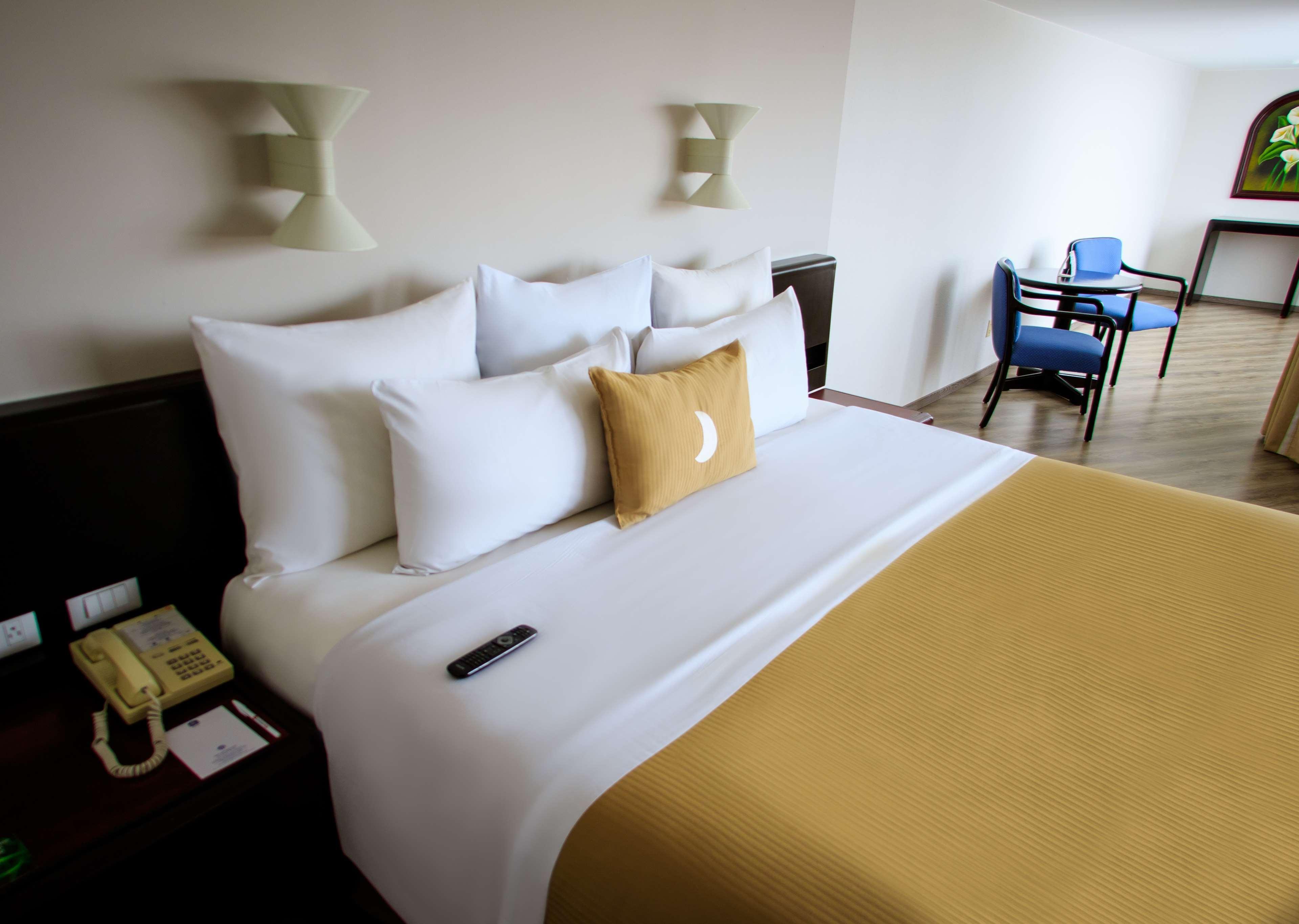 ベスト ウエスタン プラス グラン ホテル モレリア エクステリア 写真 A room at the hotel