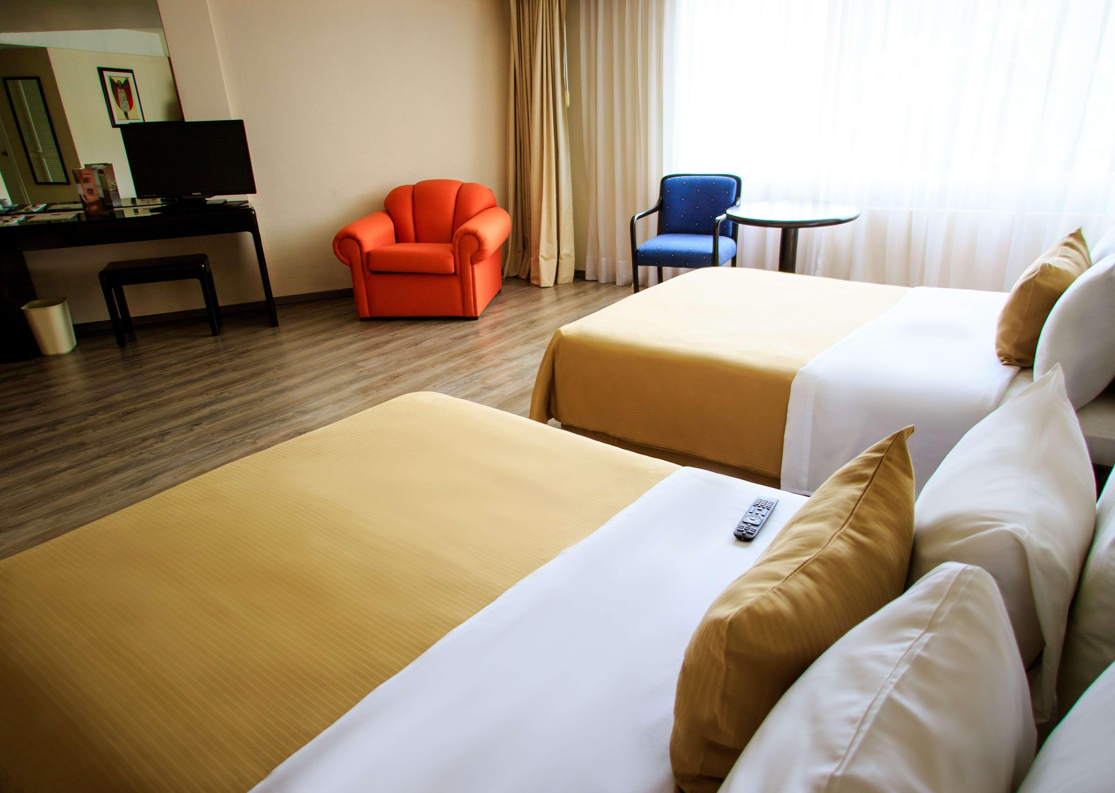 ベスト ウエスタン プラス グラン ホテル モレリア エクステリア 写真 A room at the hotel