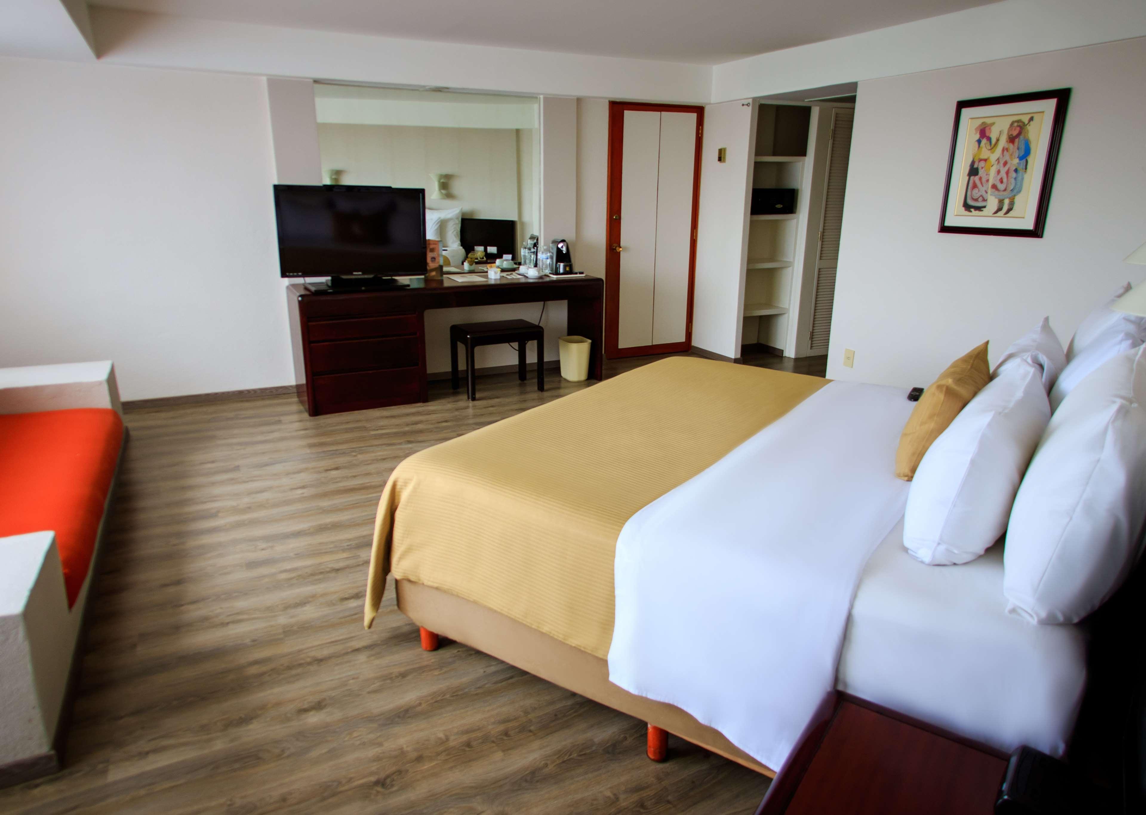 ベスト ウエスタン プラス グラン ホテル モレリア エクステリア 写真 A room at the hotel