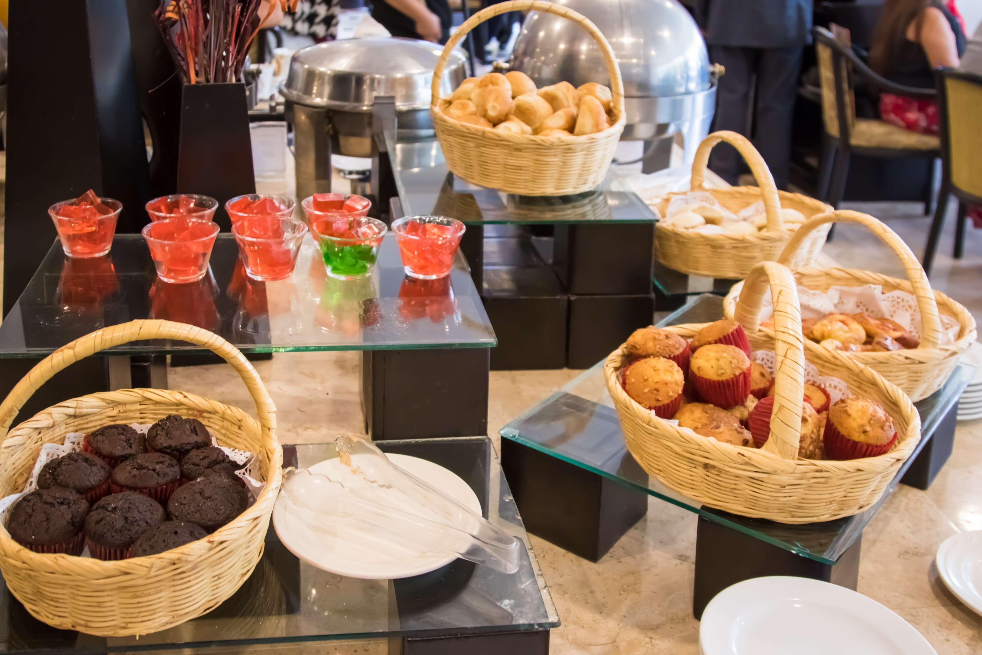 ベスト ウエスタン プラス グラン ホテル モレリア エクステリア 写真 A dessert buffet