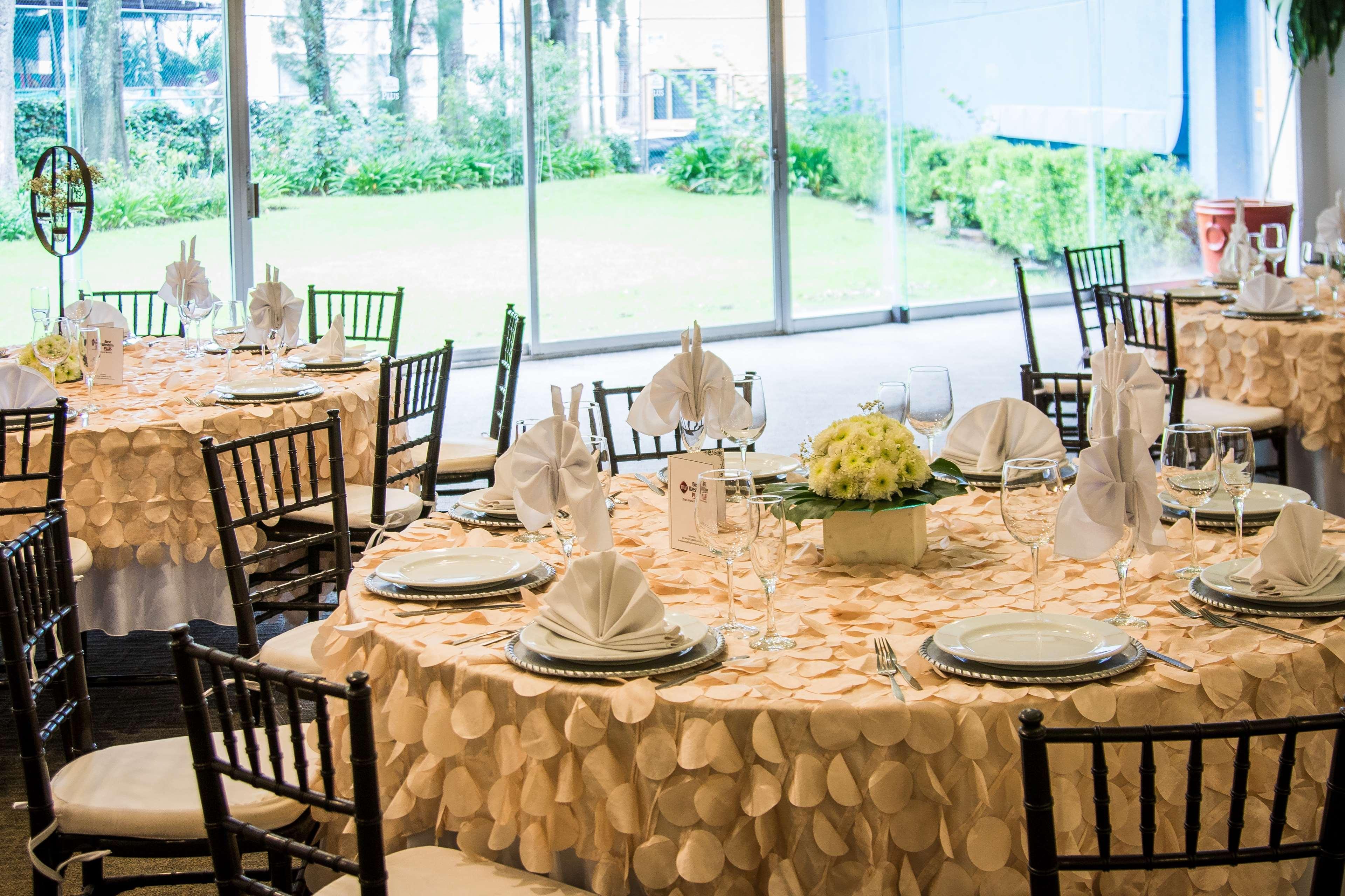 ベスト ウエスタン プラス グラン ホテル モレリア エクステリア 写真 A table set for a formal dinner