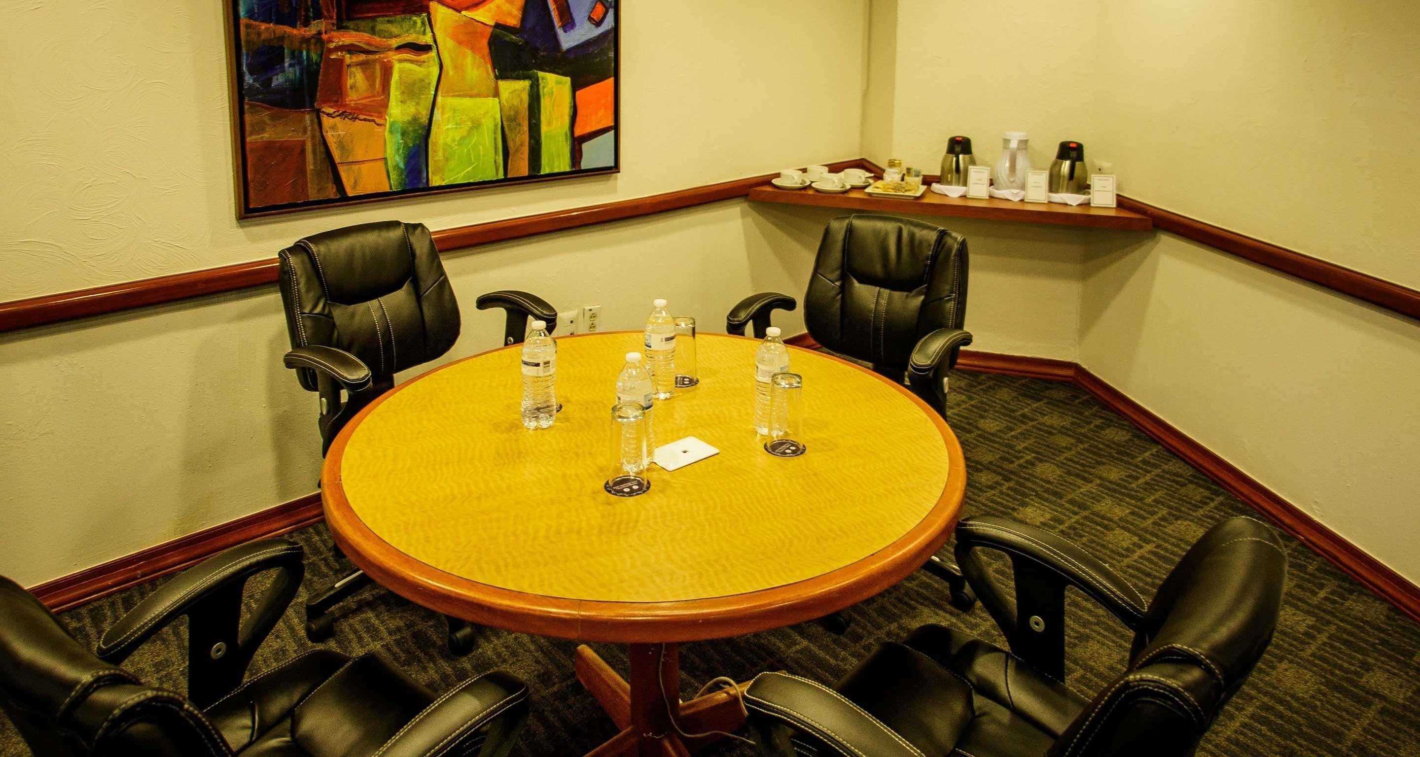 ベスト ウエスタン プラス グラン ホテル モレリア エクステリア 写真 A round table