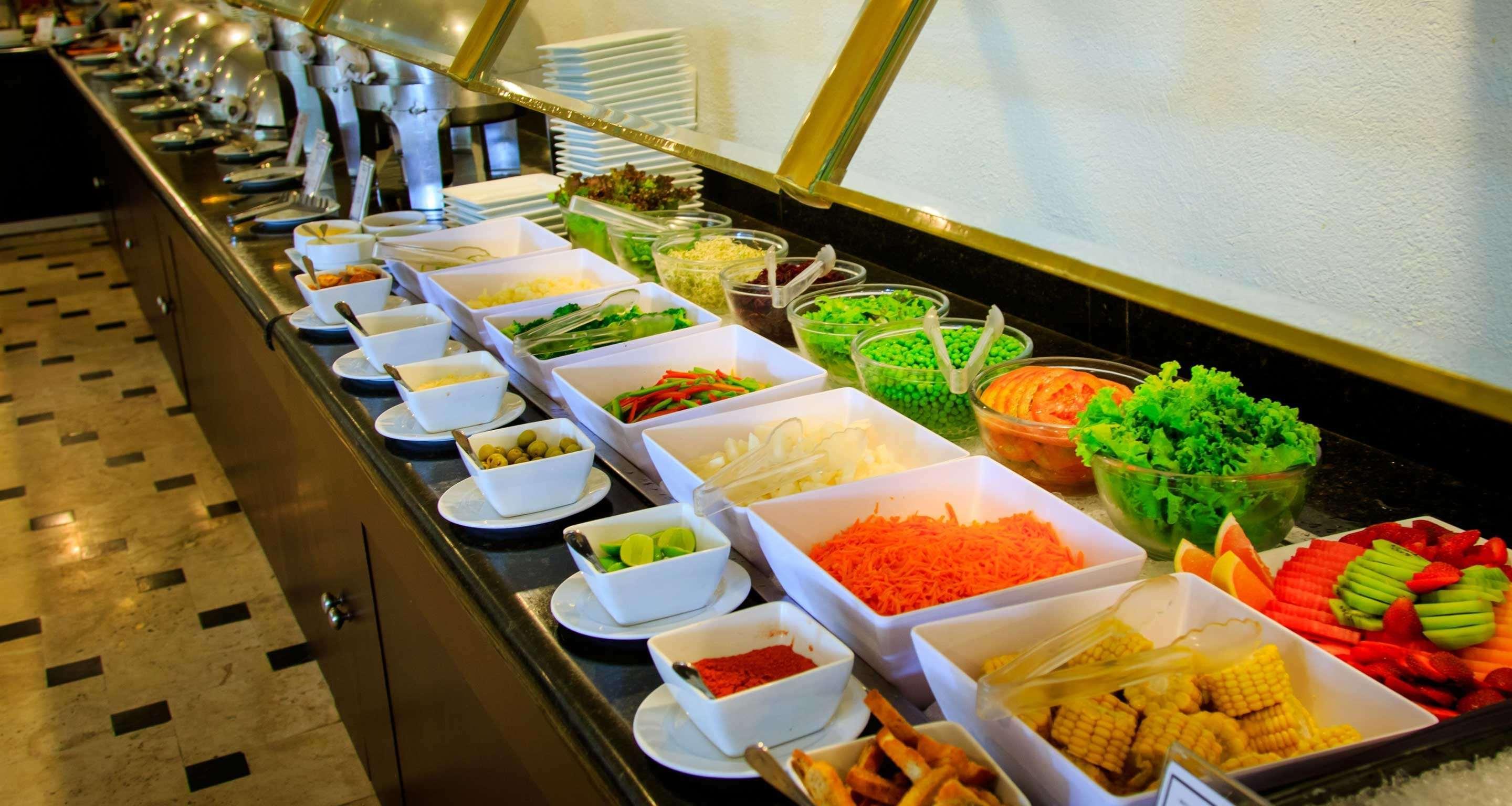 ベスト ウエスタン プラス グラン ホテル モレリア エクステリア 写真 A salad bar