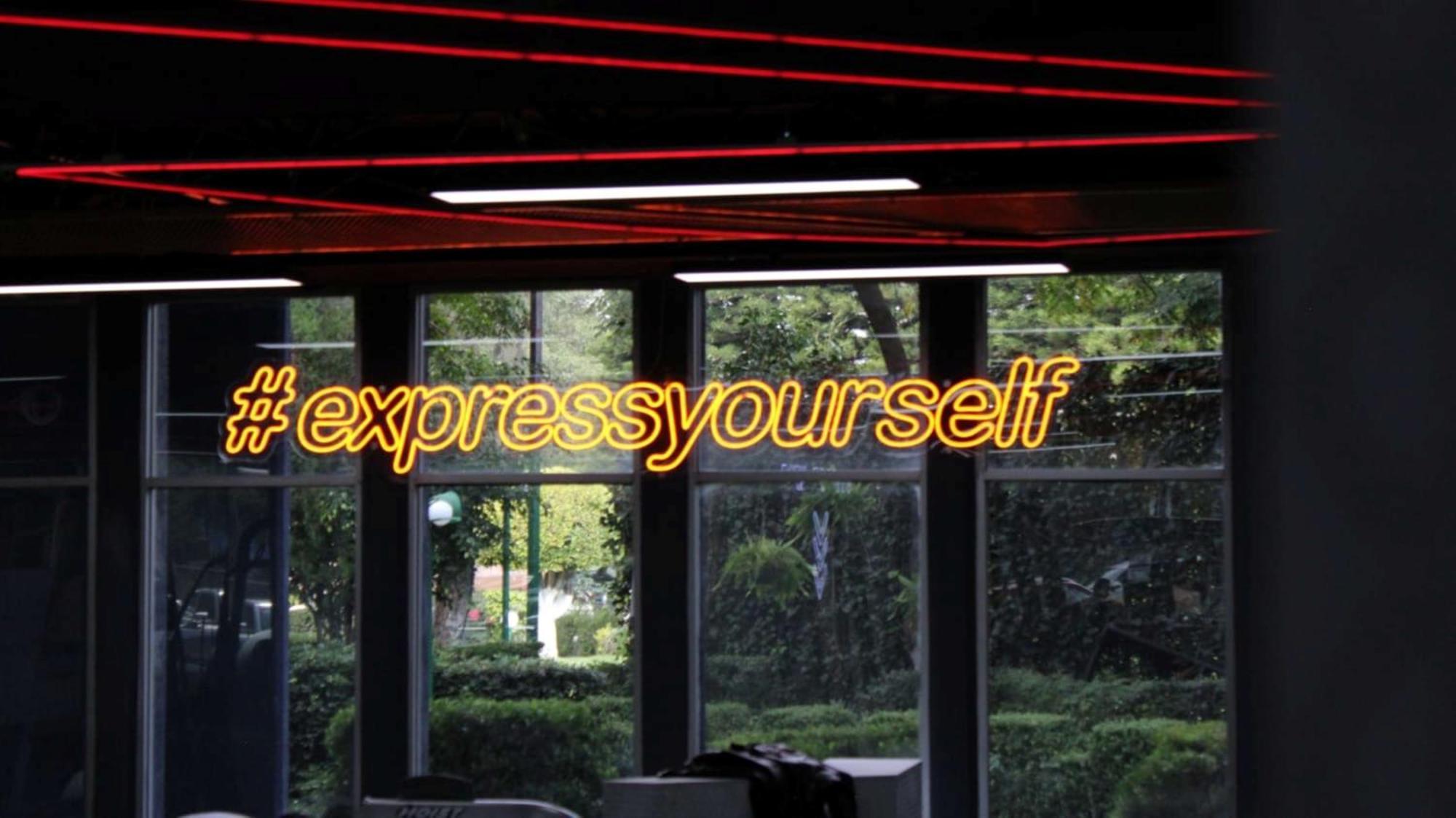 ベスト ウエスタン プラス グラン ホテル モレリア エクステリア 写真 #expressyourself neon sign at the 2013 MTV Video Music Awards