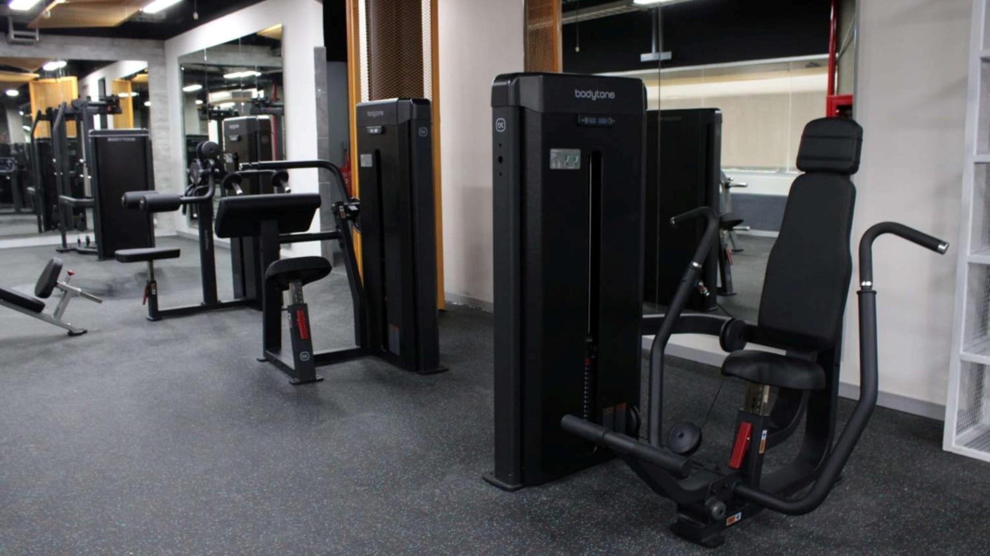 ベスト ウエスタン プラス グラン ホテル モレリア エクステリア 写真 A leg press machine