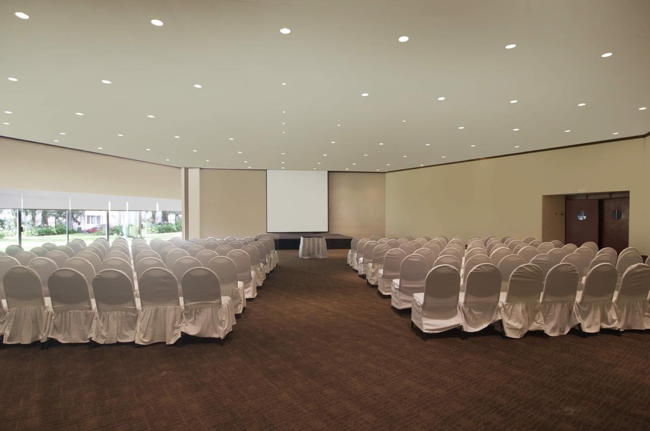 ベスト ウエスタン プラス グラン ホテル モレリア エクステリア 写真 A meeting room at the hotel