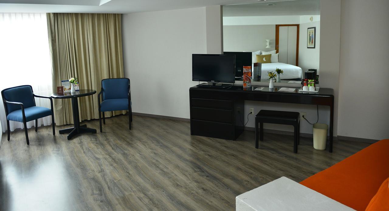 ベスト ウエスタン プラス グラン ホテル モレリア エクステリア 写真 A room at the hotel