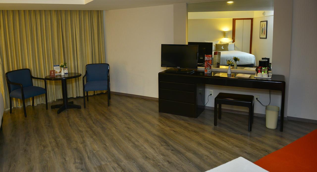 ベスト ウエスタン プラス グラン ホテル モレリア エクステリア 写真 A room at the hotel