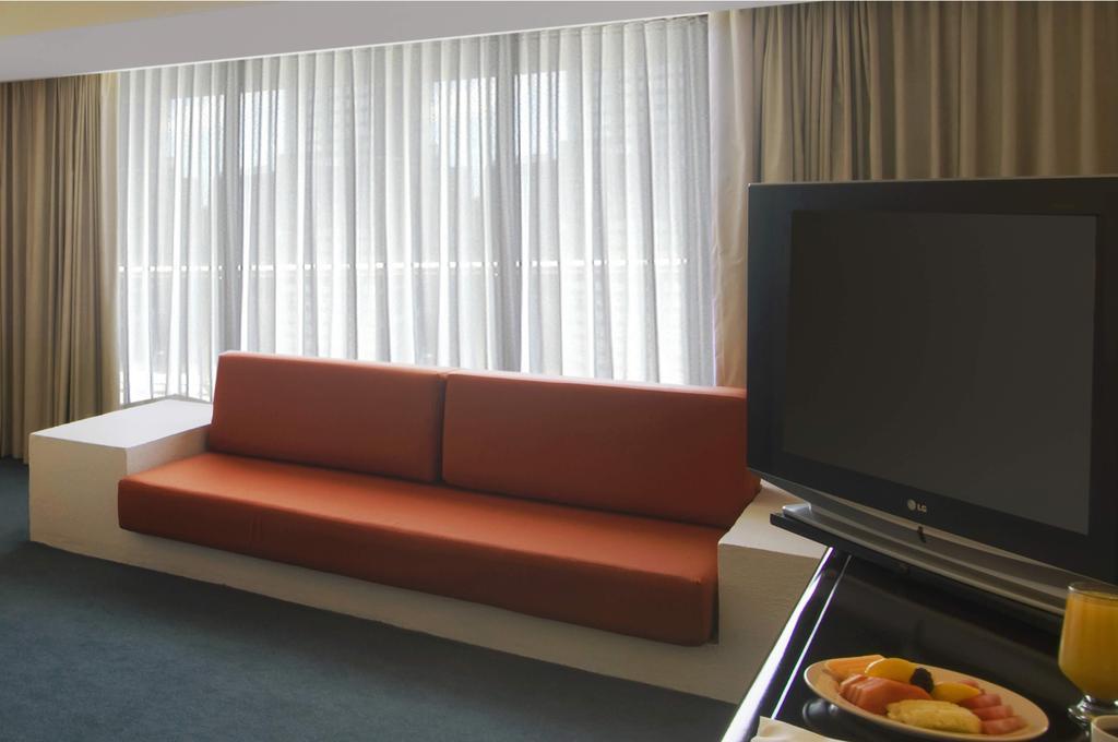 ベスト ウエスタン プラス グラン ホテル モレリア エクステリア 写真 A sofa in a hotel room